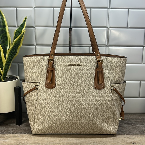 Michael Kors Handbags - *4608 Michael Kors vanilla jet set voyager tote bag